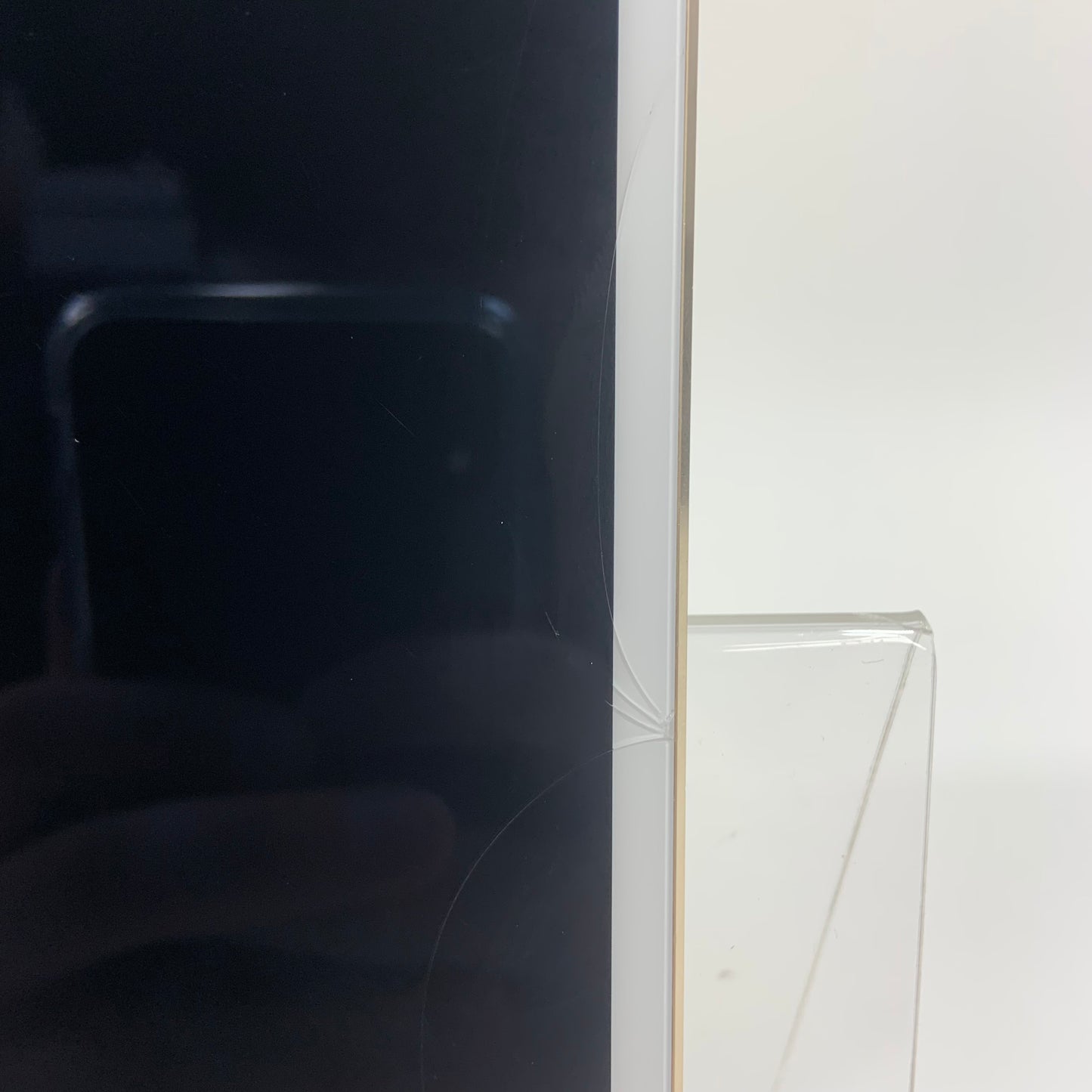 WiFi Only Apple iPad Pro 10.5" 64GB 17.7.6 MDX2LL/A Cracked Screen