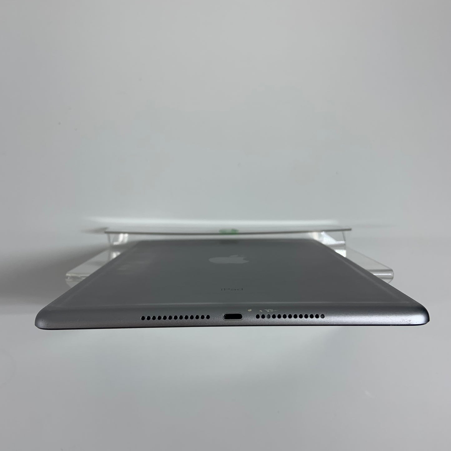 Unlocked Apple iPad 5th Gen 32GB 13.5.1 Space gray MP242LL/A