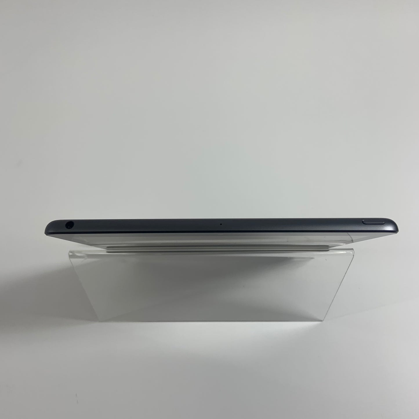 WiFi Only Apple iPad 9th Gen 64GB 17.5.1 Space gray MK2K3LL/A