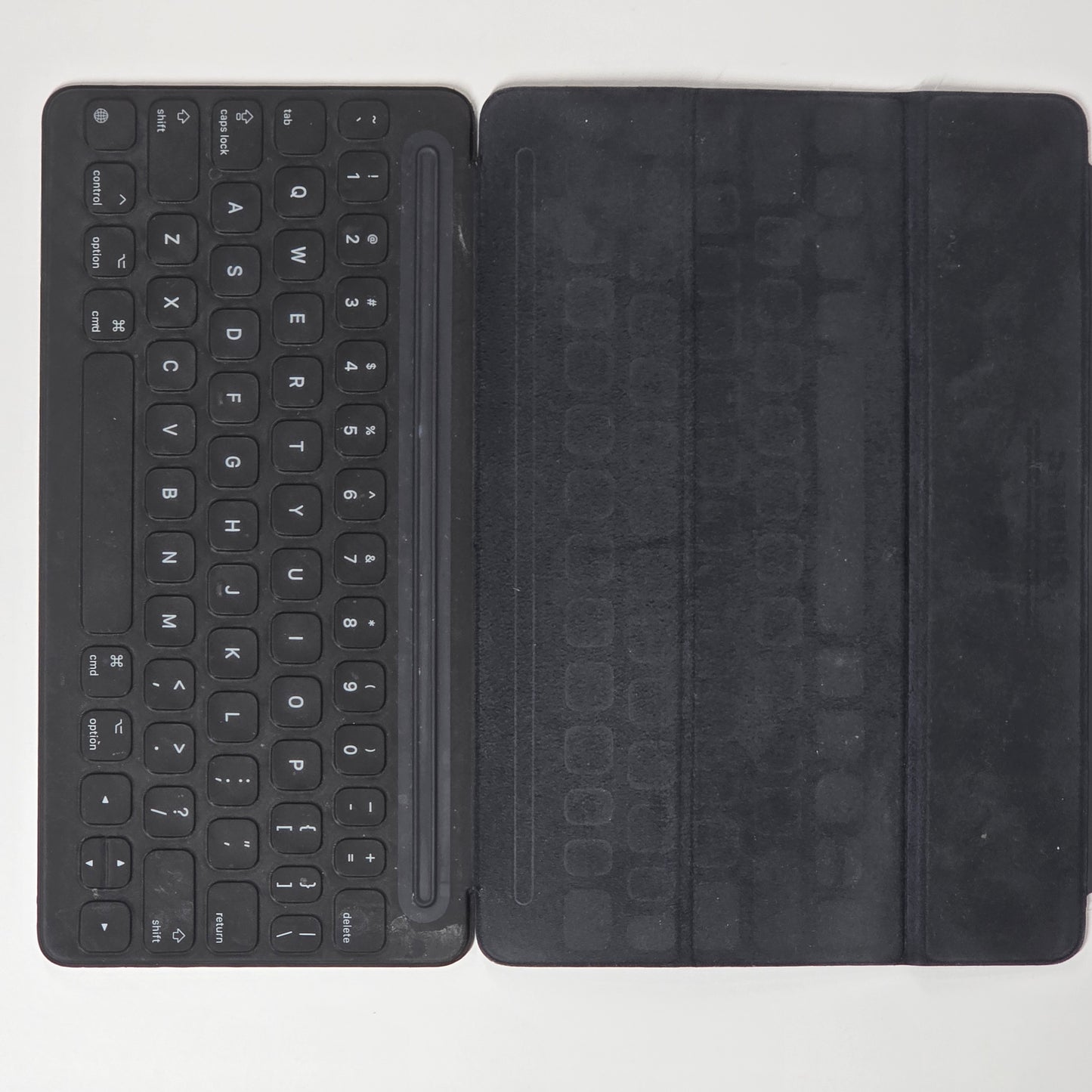 WiFi Only Apple iPad 8th Gen 32GB 14.7.1 Silver MYLA2LL/A BUNDLE