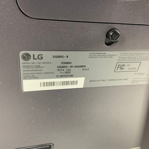 LG 32" 32GQ950-B 4K UHD LCD IPS Gaming Monitor