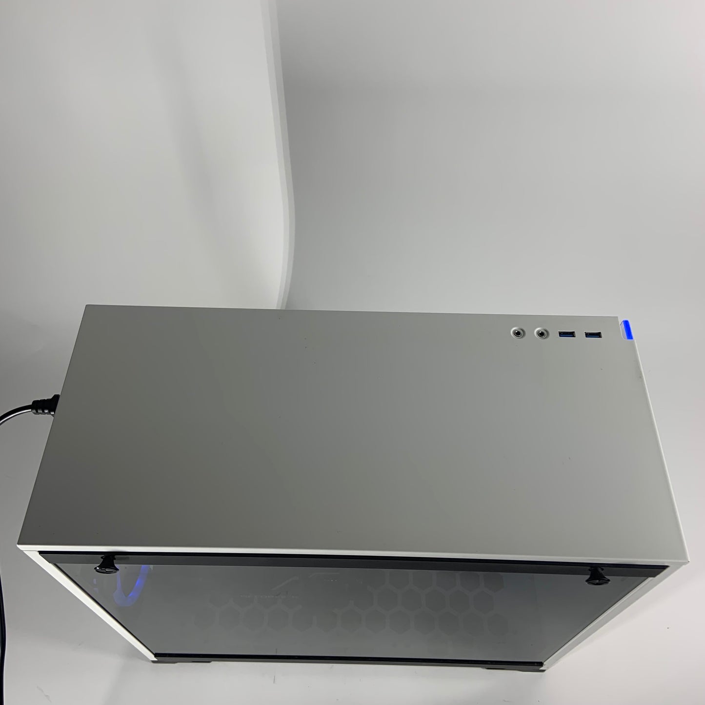 White Budget i5-8600K 16GB RAM 120GB Boot 1TB HDD GeForce GTX 1660 Super