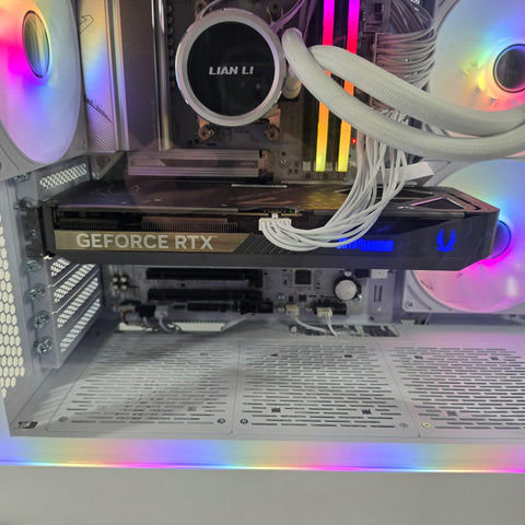 LIAN LI White PC Ryzen 7 9700X 32GB DDR5 3TB SSD Zotac GeForce RTX 5070